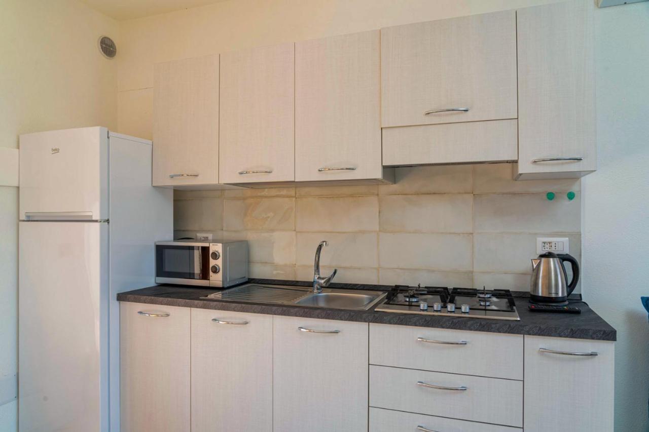 Appartamento Residenziale Trilocale 6 Posti Letto Via Oristano San Teodoro  Exterior photo